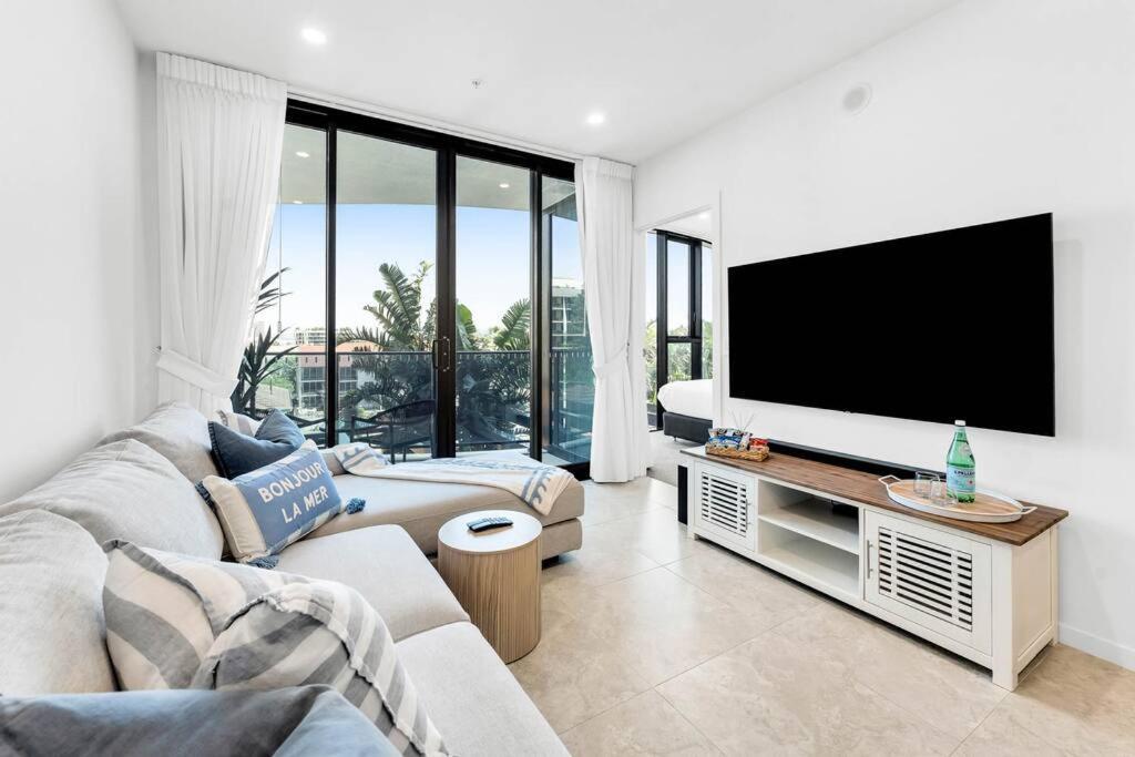 Coastal Escape In Broadbeach Apartment