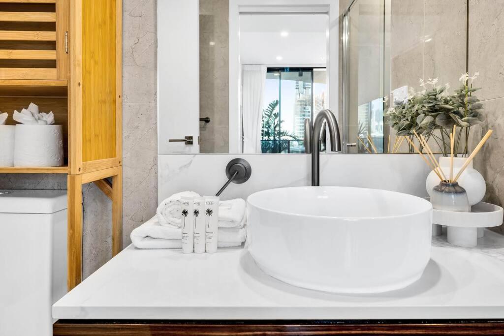 Coastal Escape In Broadbeach Apartment
