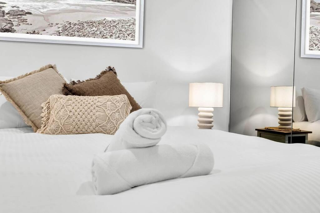 Coastal Escape In Broadbeach Apartment