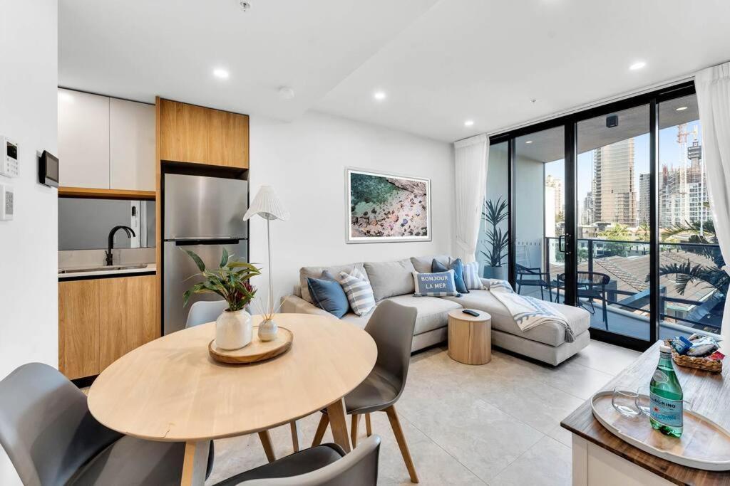 Coastal Escape In Broadbeach Apartment