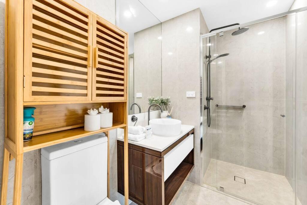 Coastal Escape In Broadbeach Apartment