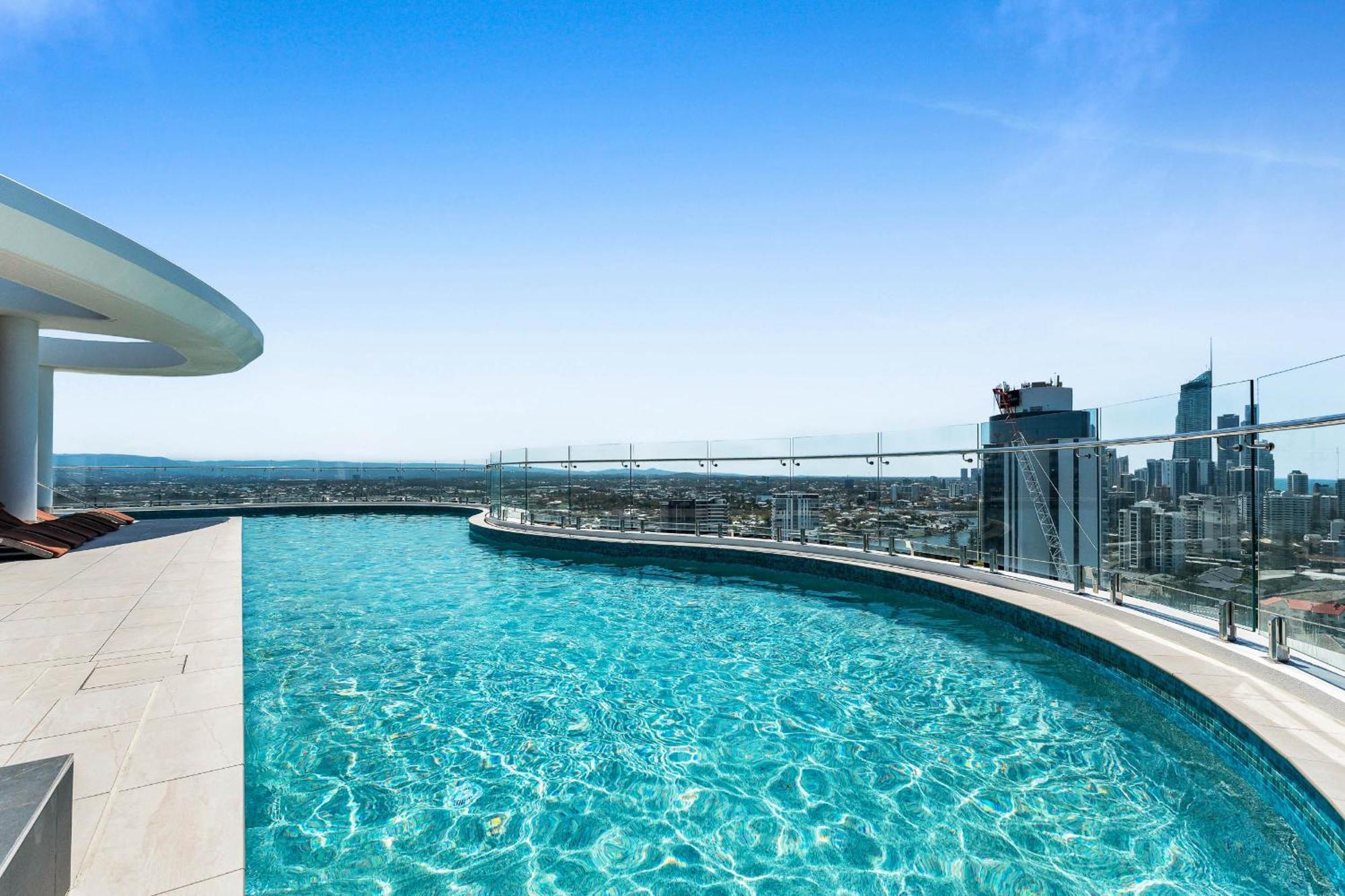 Coastal Escape In Broadbeach Apartment